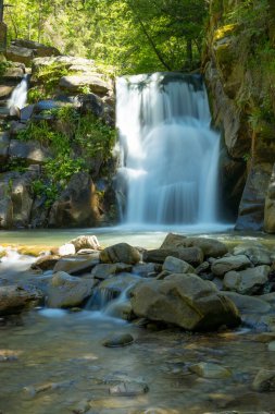 Pieniny Dağları 'ndaki Zaskalnik şelalesinin güzel manzarası. Szczawnica. Uzun pozlama.