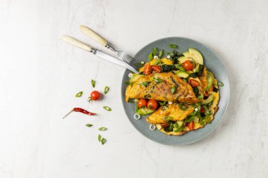 Deniz yosunlu gözleme. Avokado ve domatesle servis edilmiş. Parlak mermer arkaplan.