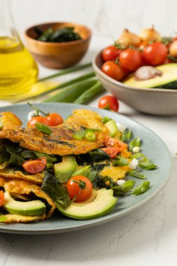 Deniz yosunlu gözleme. Avokado ve domatesle servis edilmiş. Parlak mermer arkaplan.