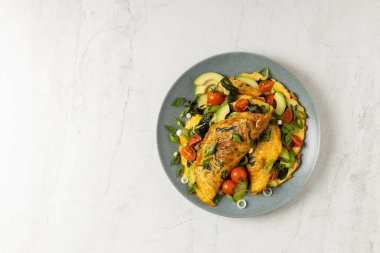 Deniz yosunlu gözleme. Avokado ve domatesle servis edilmiş. Parlak mermer arkaplan.