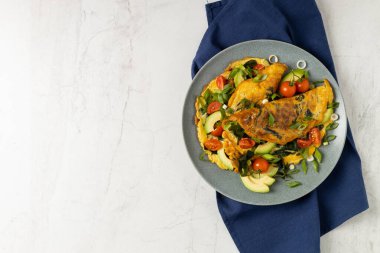 Deniz yosunlu gözleme. Avokado ve domatesle servis edilmiş. Parlak mermer arkaplan.