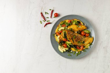 Deniz yosunlu gözleme. Avokado ve domatesle servis edilmiş. Parlak mermer arkaplan.