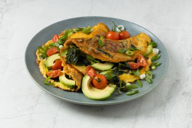 Deniz yosunlu gözleme. Avokado ve domatesle servis edilmiş. Parlak mermer arkaplan.