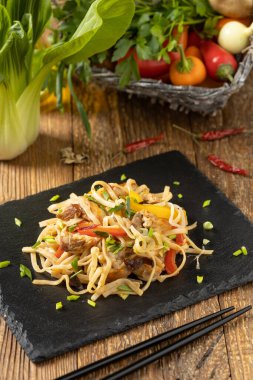 İstiridye soslu tavuklu makarna. Bir tavada hazır. Tabakta servis edilir..