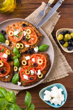 Domatesli domuz pirzolası. Zeytin ve peynir ile servis edilir. Üst Manzara. Ahşap arkaplan.