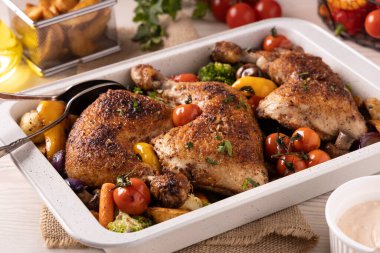 Kızartma tavasında sebzelerle pişirilmiş tavuk budu. Soslu ve patatesli..