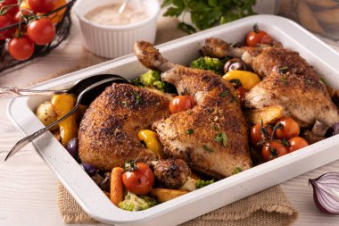 Kızartma tavasında sebzelerle pişirilmiş tavuk budu. Soslu ve patatesli..