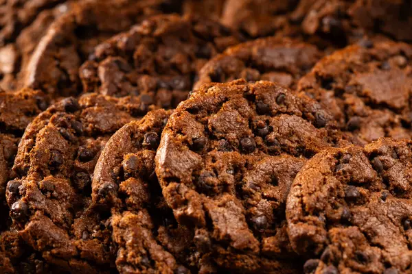 Deliziosi Biscotti Cioccolato Frolla Con Pezzi Cioccolato Backgrund Legno Buio Immagine Stock
