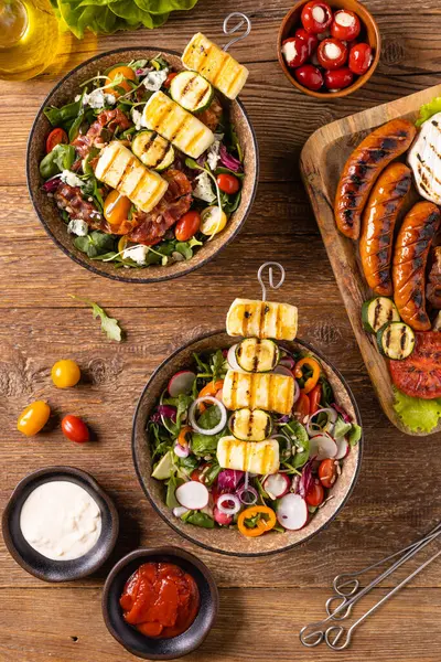 Délicieuse Salade Ajoutée Aux Plats Grillés Avec Bacon Fromage Halloumi Images De Stock Libres De Droits