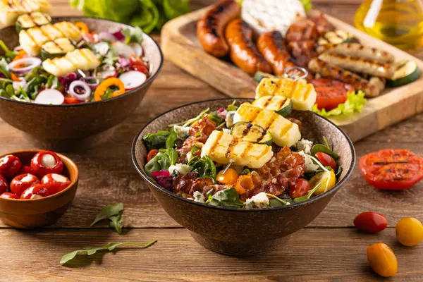 Salată Delicioasă Adăugată Feluri Mâncare Grătar Șuncă Brânză Halloumi Fundal fotografii de stoc fără drepturi de autor