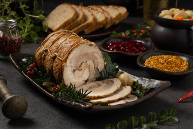 Pastırma lapası. Bir iple bağlanmış. Yabanmersini, mantar ya da salatalık turşusu ile servis edilir. Koyu arkaplan.