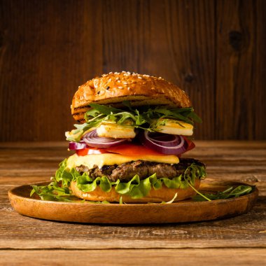 Izgara halloumi peynirli Yunan bifteği. Tahta, doğal arka plan. Koyu stil.