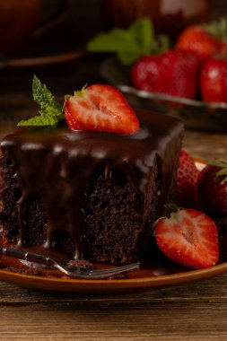 Tabakta kremalı çikolatalı pasta. Meyve ve nane ile süslenmiş..