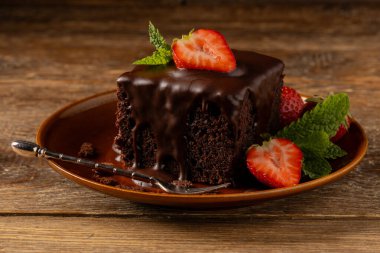 Tabakta kremalı çikolatalı pasta. Meyve ve nane ile süslenmiş..