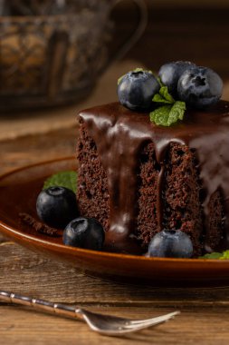 Tabakta kremalı çikolatalı pasta. Meyve ve nane ile süslenmiş..