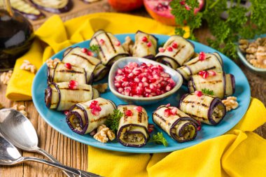 Izgara patlıcanların leziz aperatifleri. Fındık ezmesiyle sarılmış. Nar ile servis edilir..