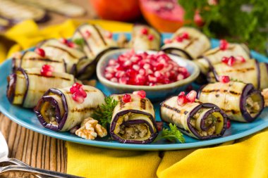 Izgara patlıcanların leziz aperatifleri. Fındık ezmesiyle sarılmış. Nar ile servis edilir..