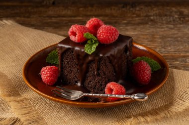 Tabakta kremalı çikolatalı pasta. Meyve ve nane ile süslenmiş..