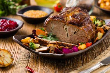 Kızarmış domuz boynu. Ahşap arka plan. Sos ve fırında patates ile servis edilir. Uzun bir süre pişirildi..