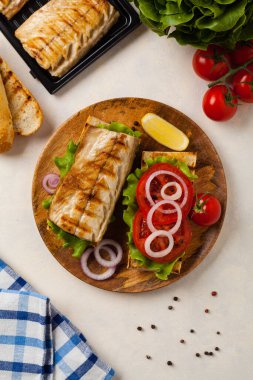 Kavrulmuş uskumrulu geleneksel Türk sandviçi.