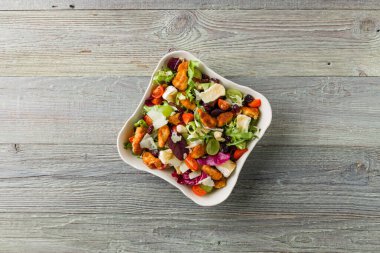 Geleneksel bahardaki İtalyan salatası, kızarmış tavuk, peynirli camembert peyniri, üzüm ve fındık. Kızarmış ekmekle servis edilir. Üst veya ön görünüm. 