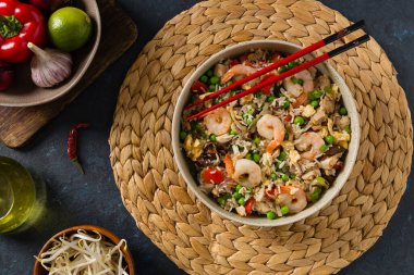 Sebzeli pilav ve deniz ürünleri.