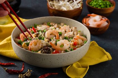 Sebzeli pilav ve deniz ürünleri.