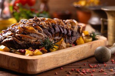 Bütün domuz boynunu kızarttım. Soğan dilimleriyle doldurulmuş. Fırında patatesle servis edilir. Doğal ahşap zemin