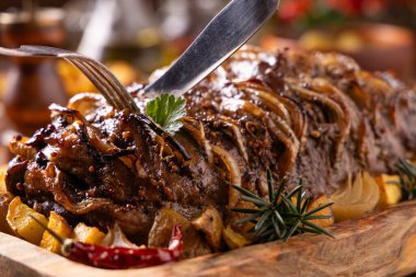 Bütün domuz boynunu kızarttım. Soğan dilimleriyle doldurulmuş. Fırında patatesle servis edilir. Doğal ahşap zemin