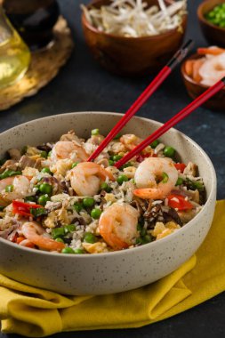 Sebzeli pilav ve deniz ürünleri.