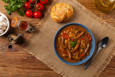 Boeuf, Stroganow, Strogonow. Klasik, Rus sığır güveci. Mavi bir kasede servis edilmiş. Üst Manzara. Doğal arkaplan.   