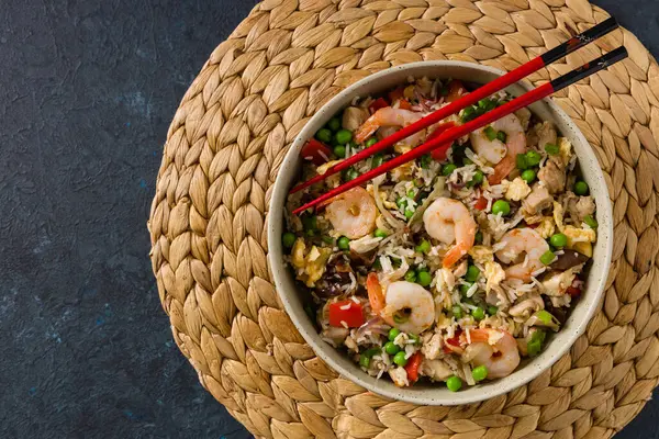 Sebzeli pilav ve deniz ürünleri.