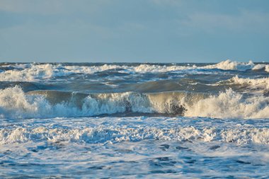 Kuzey kıyılarında dev dalgalar var. Yüksek kalite fotoğraf