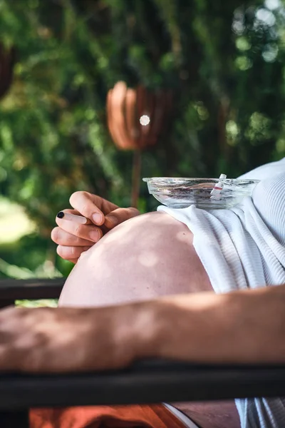 Aschenbecher Auf Dem Bauch Von Schwangeren Hochwertiges Foto — Stockfoto