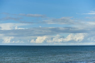 Kuzey Denizi üzerinde bulutlar ve mavi gökyüzü. Yüksek kalite fotoğraf