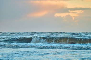 Kuzey deniz dalgaları üzerinde gün batımı. Yüksek kalite fotoğraf