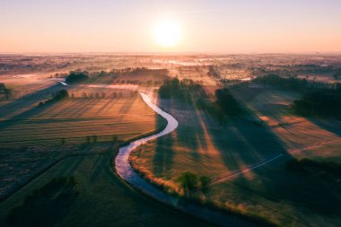 Sisli bir sabahta nehrin üstünde gün doğumu. Yüksek kalite fotoğraf