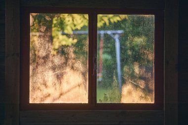 Bahçe kulübesindeki eski kirli pencere. Yüksek kalite fotoğraf