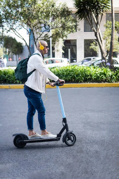 Foto Vertical Homem Movendo Pela Cidade Scooter — Fotografia de Stock