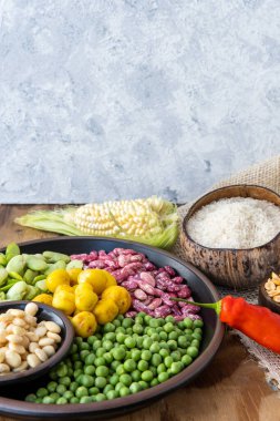 Vertical photograph of grains used in the preparation of fanesca, a typical Ecuadorian soup consumed during Holy Week
