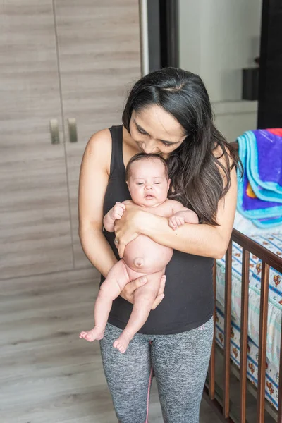 Ibu Menggendong Bayinya Dengan Hernia Umbilikal Dalam Pelukannya Foto Berkualitas — Stok Foto