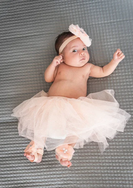 Bebê Tutu Sapatos Balé Reclinado Cobertor Olhando Para Câmera Foto — Fotografia de Stock