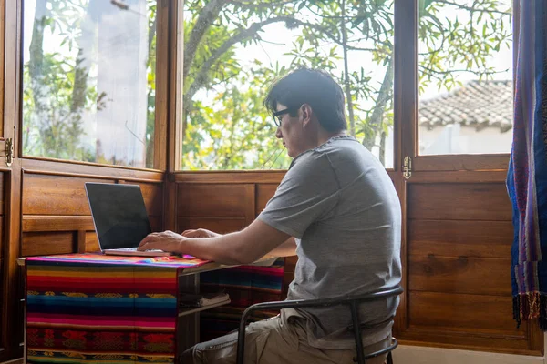 Digital Nomad Bekerja Kabin Oleh Jendela Mengetik Pada Laptop Foto — Stok Foto