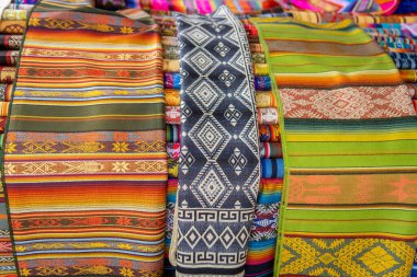 Otavalo Ekvador 'daki panço pazarında Andean tasarımlarıyla örülmüş kumaşlar. Yüksek kalite fotoğraf