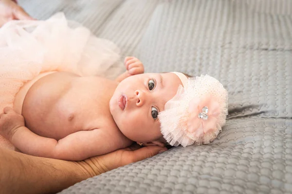 Bayi Cantik Berpakaian Seperti Penari Balet Melihat Kamera Foto Berkualitas — Stok Foto