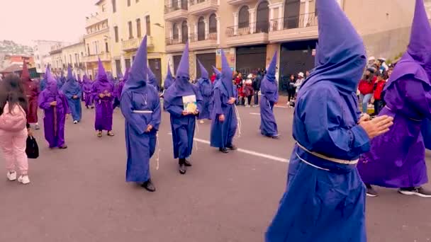 キトエクアドルの聖週間中のジェス グラノーダの円錐のパレード — ストック動画