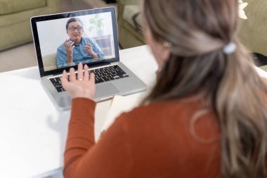 Psikolog internetten bir hastaya terapi uyguluyor.