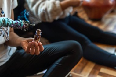 Lavanta ve tarçınla ayin yapan ellerin yakın çekimi. Yüksek kalite fotoğraf