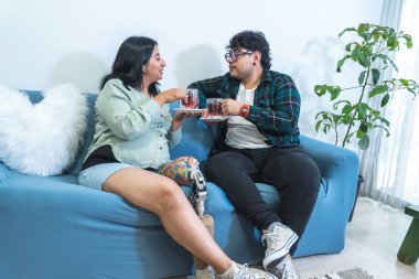 Çiftin bir dakikalık rahatlama beklemeleri, oturma odasındaki rahat bir kanepede çay içmeleri.