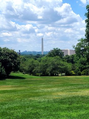 Washington 'daki Capitol Hill' den görülen George Washington Anıtı.